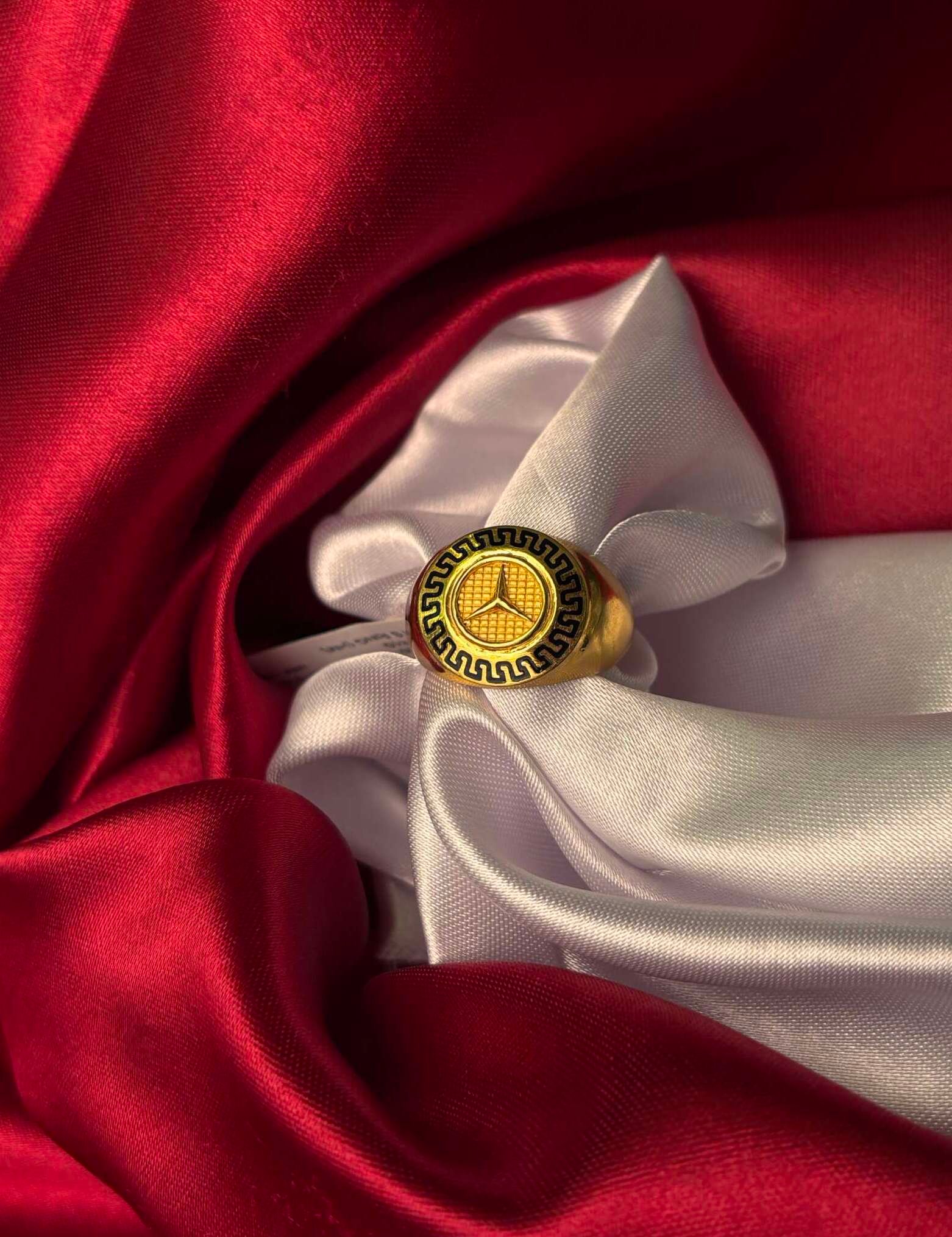 Classic Star Crest Gold Ring
